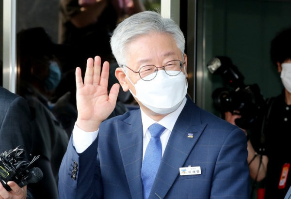 경기도지사가 지난 16일 오후 경기도청에서 지지자들에게 인사하고 있다. 연합