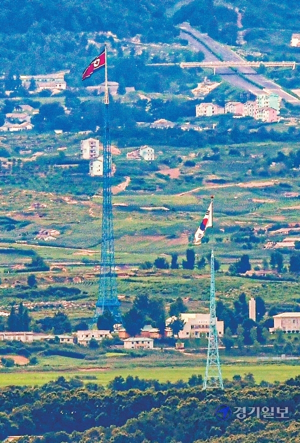 67주년 정전협정일을 하루 앞둔 26일 오후 파주시 접경지역에서 바라본 비무장지대(DMZ) 내 남한 대성동 마을 태극기와 북한 기정동 마을 인공기가 서로 마주본 채 펄럭이고 있다. /조주현 기자