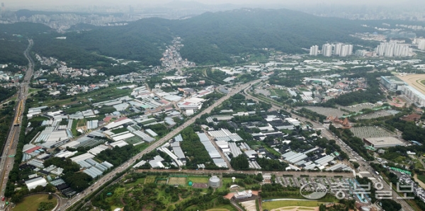 경기도는 경기도 기본주택 등 안정적인 주택 공급을 위해서는 3기 신도시 택지를 중심으로 공공택지의 용적률이 500% 이상 상승해야 한다며 정부에 제도개선을 촉구하고 있다. 사진은 3기 신도시 택지 중 하나인 과천지구 전경. 사진=노민규기자