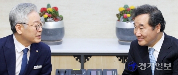 이재명 지사와 이낙연 더불어민주당 당 대표 후보가 30일 오전 경기도청 접견실에서 간담회를 갖고 있다. 조주현기자