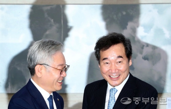이낙연 더불어민주당 당 대표 후보(왼쪽)가 30일 오전 경기도청접견실에서 이재명 지사와 만나 환담을 나누기 전 반갑게 인사를 하고 있다. 사진=노민규기자