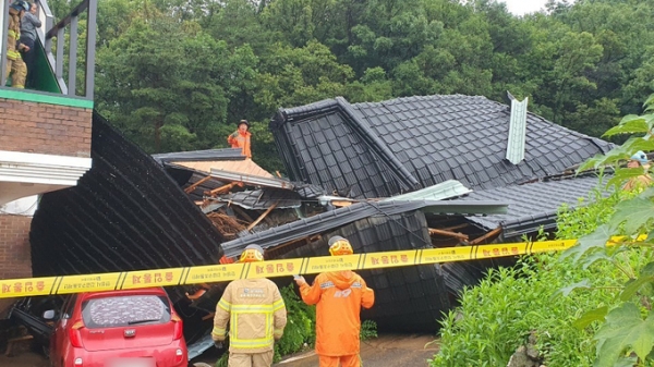 ▲ 2일 발생한 폭우로 산사태가 일어나면서 안성 죽산면 한 주택을 덮쳤다. (사진=연합뉴스 제공)