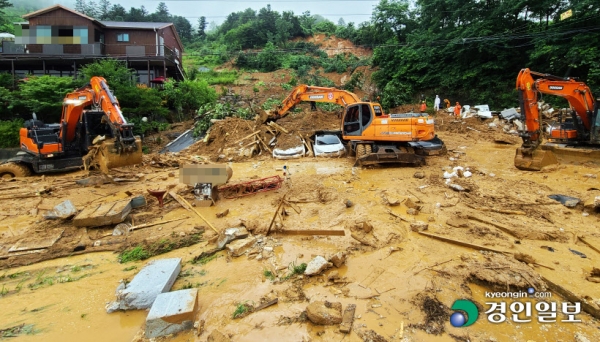 3일 오전 폭우로 산사태가 발생한 가평군 산유리의 펜션 매몰현장에서 소방대원들이 중장비를 동원해 구조작업을 하고 있다. 이 사고로 일가족 3명이 숨지는 참사가 발생했다. /김금보기자