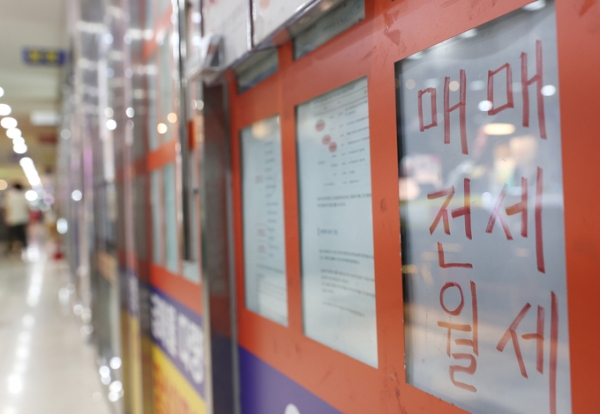▲ 지난 5일 서울 송파구 부동산중개업소 매물 정보란앞으로 한 시민이 지나가고 있다. (사진=연합뉴스)