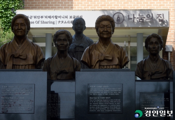 광주시 퇴촌면 나눔의 집에 할머니들의 동상이 세워져 있다. /김금보기자