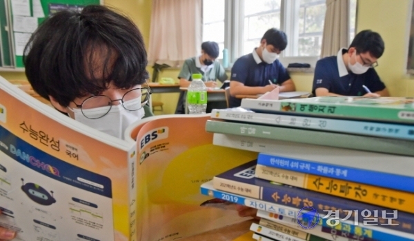 2021학년도 대학수학능력시험을 100여일 앞둔 24일 오후 수원 유신고등학교 3학년 교실에서 수험생들이 마스크를 쓴 채 수능준비에 몰두하고 있다. 윤원규기자
