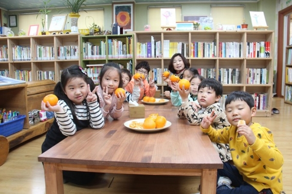 어린이 건강과일을 먹고 있는 어린이집 원생들. 사진=경기도청