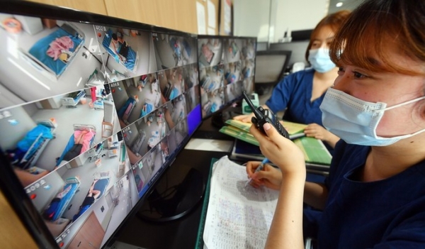 코로나19의 재확산으로 경기도 코로나 병상 가동률이 97%을 기록, 치료병상부족이 현실화 됨에 따라 내일부터 가정대기 확진자 관리시스템이 가동되는 가운데 24일 안성의료원에서 의료진이 모니터로 코로나19 환자들이 입원한 격리병상 상태를 확인하고 있다. /노민규 기자