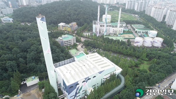 내구연한 기한 된 도내 곳곳 소각장 둘러싸고 갈등 심화, 사진은 수원자원회수시설 /경인일보DB