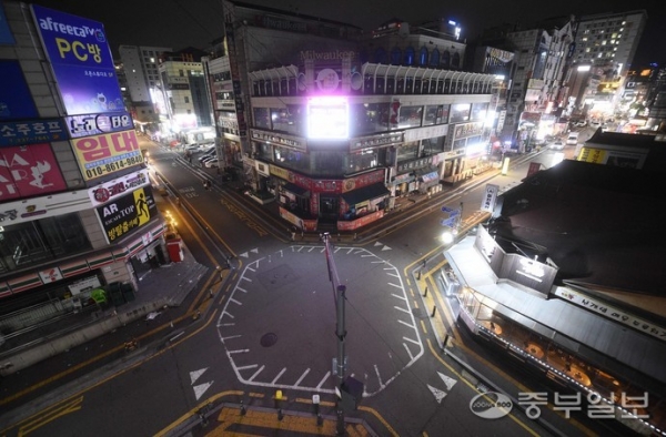 수도권에 사회적 거리두기 2.5단계가 시행되고 있는 31일 오후 수원시 인계동 유흥가가 인적이 드문 모습을 보이고 있다. 김영운기자