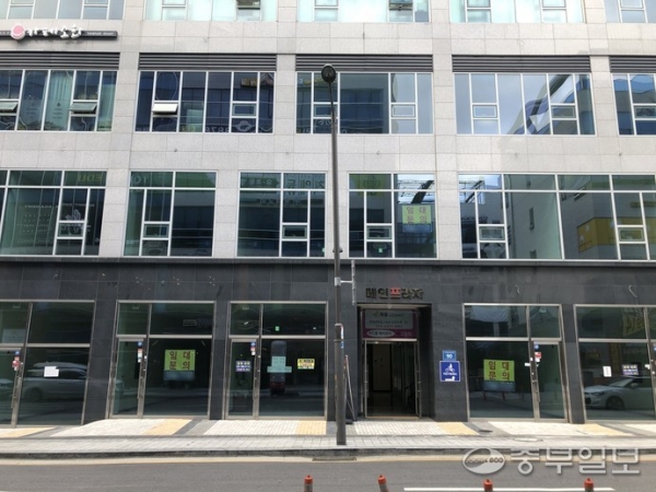 경기 하남시 풍산동 근린상업용지 내 상업시설. 곳곳에 임대문의를 알리는 현수막이 붙어 있다. 전원희기자