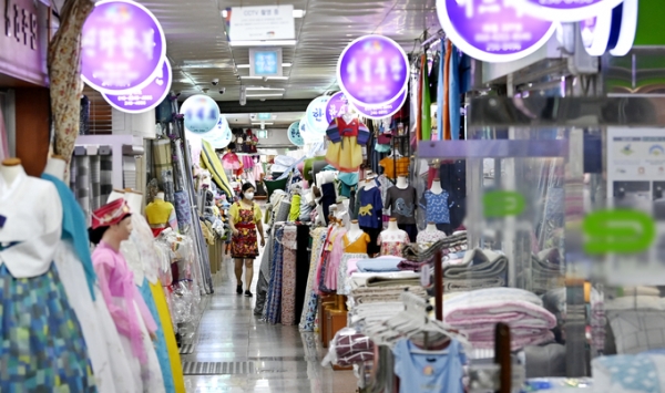▲ 정부가 코로나 여파로 어려움을 겪고 있는 자영업, 소상공인, 집합금지명령으로 피해를 본 업종 등을 대상으로 '2차 재난지원금'을 선별지급하기로 결정한 가운데 7일 수원시 영동시장이 한산한 모습을 보이고 있다. (사진 = 황선준 수습기자)