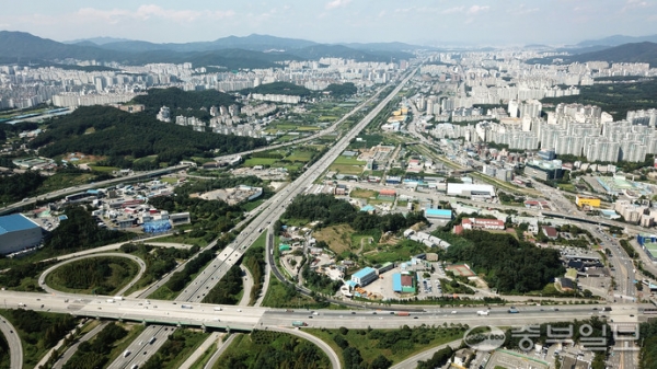 8일 오후 경기 용인 기흥구 마북동, 보정동, 신갈동 일대 ‘용인 플랫폼시티’ 개발예정지. 면적 275만6천853㎡ 규모로 첨단산업과 상업, 주거, 문화 등 다양한 기능을 품은 신도시로 개발된다. 여기 더해 신도시 개발과 발맞춰 구성역을 중심으로 수도권광역급행철도망(GTX), 지하철, 고속도로가 연결돼 수도권 남부 교통 요충지로 자리 잡을 예정이다. 전문가들은 이 일대 용적률을 대폭 완화해 주택공급을 늘려야 한다고 제언한다. 노민규기자