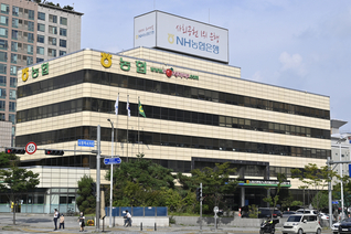 이재명 지사가 ‘탈석탄 금고’선언에 동참한 가운데 석탄사업에 투자 중인 NH농협은행이 경기도 금고를 계속 유지할 수 있을지 귀추가 주목되고 있다. 사진은 14일 수원시 인계동 농협중앙회 경기지역본부 전경. /황준선 수습기자