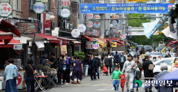 오는 10월 5일부터 지역화폐 가맹점 등록 신청을 이행하지 않은 경기지역화폐 가맹점주는 지역화폐 결제가 제한될 예정이어서 큰 혼란이 예상되고 있다. 사진은 지역화폐 홍보 현수막이 걸려있는 수원 정자시장. 2020.9.16 /김금보기자