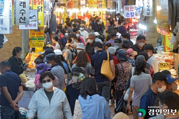 추석을 10여 일 앞둔 20일 오후 수원시 팔달구 못골시장에서 제수용품을 미리 구매하려는 시민들로 북적이고 있다. 2020.9.20 /김도우기자