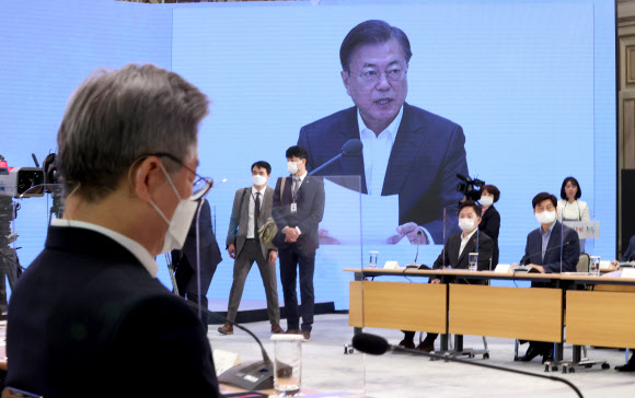 13일 오전 청와대에서 열린 제2차 한국판 뉴딜 전략회의에 이재명 경기도지사 등 전국 17개 시도지사 등이 참석해 문재인 대통령의 발언을 듣고 있다. 연합뉴스 제공