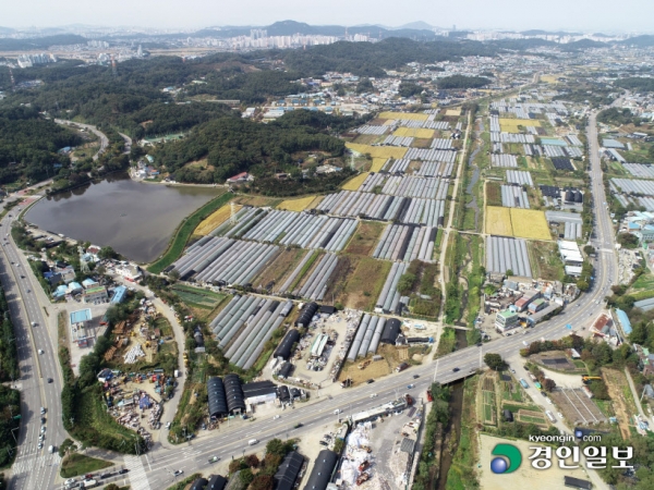 광명·시흥지역의 중소규모 제조공장·사업장을 한데 모아 지역경제 활성화를 주도할 광명시흥 일반산업단지 조성사업이 빠르면 내년 초 착공할 예정이다. 사진은 광명시 가학동과 시흥시 금이·논곡·무지내동 일대 광명시흥 일반산업단지 예정부지. 2020.10.14 /김금보기자