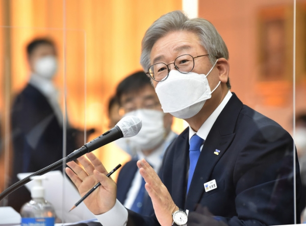 이재명 경기도지사가 19일 수원시 팔달구 경기도청에서 열린 국회 행정안전위원회의 경기도에 대한 국정감사에서 의원 질의에 답변하고 있다. 사진공동취재단