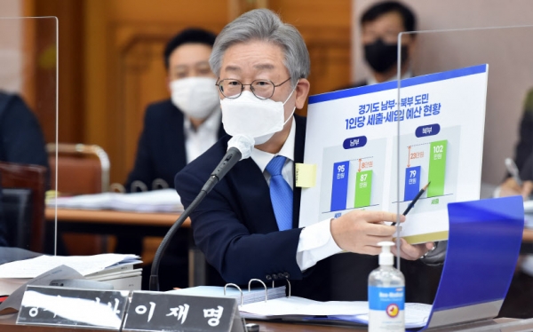 이재명 경기도지사가 19일 오전 경기도청에서 열린 국회 행정안전위원회의 경기도에 대한 국정감사에서 경기북도 신설과 관련한 의원 질의에 답변하고 있다. 2020.10.19 /사진공동취재단