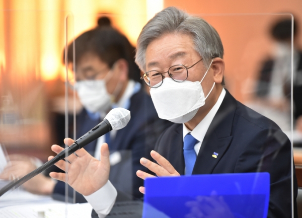 ▲ 이재명 경기도지사가 19일 경기도 행정안전위원회 국정감사에서 질의에 답변하고 있다. (사진=공동취재단)