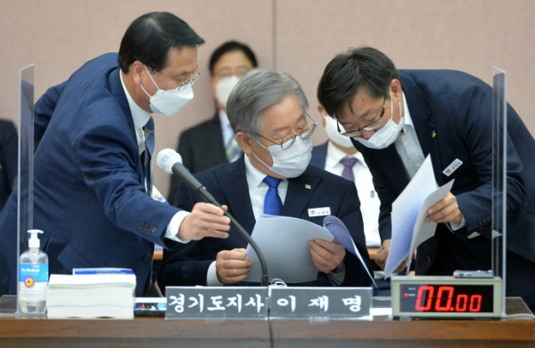 이재명 경기도지사가 20일 오전 수원시 팔달구 경기도청에서 열린 국회 국토교통위원회의 경기도에 대한 국정감사에서 자료를 살펴보고 있다. 사진공동취재단