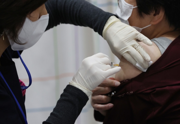 최근 1주일새 인플루엔자(독감) 백신을 무료접종한 뒤 사망하는 사례가 5건이나 보고되면서 보건당국이 상황을 예의주시하고 있는 가운데 21일 오후 서울 강서구 한국건강관리협회 서울서부지부에서 한 시민이 독감 예방 접종을 하고 있다. 연합
