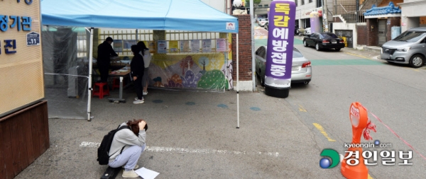 전국적으로 독감백신 접종 후 사망하는 사례가 이어지면서 시민들의 불안이 커져가고 있다. 광명과 고양에서 관련 사망자가 발생한 21일 수원 시내 한 위탁 병의원이 어르신 독감백신 무료접종 첫날인 지난 19일과는 다르게 한산한 모습을 보이고 있다. /김금보 기자