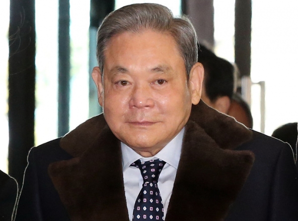 한국 재계를 대표하는 이건희 삼성그룹 회장이 25일 서울 일원동 삼성서울병원에서 별세했다. 연합