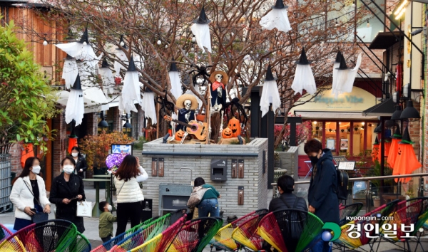 핼러윈 데이(31일)를 앞두고 코로나19 집단감염이 우려되면서 젊은 층이 모이는 수도권 번화가 방역에 비상이 걸렸다. 핼러윈 데이를 이틀 앞둔 29일 오후 수원시의 한 카페거리에 핼러윈 축제 소품과 장식이 설치돼 있다. 2020.10.29 /김금보기자