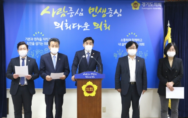 경기도의회 더불어민주당 대변인단이 6일 행감을 앞두고 기자회견을 진행하고 있다. 사진=경기도의회