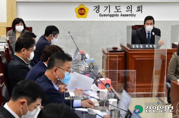 9일 경기도의회 도시환경위원회 회의실에서 열린 경기도 도시주택실을 대상으로 한 행정사무감사에서 장동일(민·안산3) 위원장이 감사를 진행하고 있다. /김금보 기자