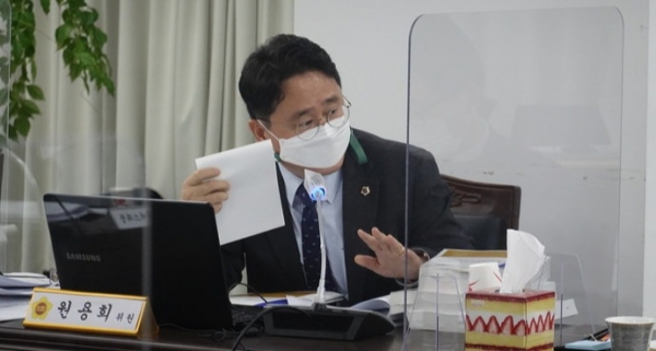 원용희 경기도의회 건설교통위원이 지난 9일 도 교통국 행정사무감사에서 수원여객 횡령 사건에 대해 질의하고 있다. 사진=경기도의회