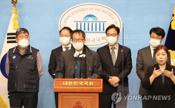 ▲ 더불어민주당 박주민 의원이 11일 국회 소통관에서 열린 중대재해기업처벌법 발의 및 제정 촉구 기자회견에서 발언하고 있다. (사진=연합뉴스 제공)