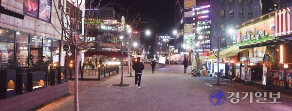 수도권 코로나19 ‘사회적 거리두기’ 2단계 격상을 하루 앞둔 23일 오후 수원시 팔달구 인계동 번화가가 이른 저녁임에도 한산한 모습을 보이고 있다. 윤원규기자