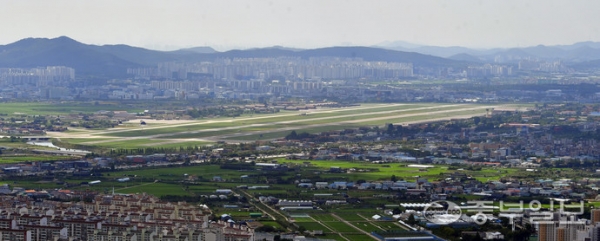 수원화성군공항 이전 문제는 이제 지역만의 문제가 아닌 모두의 문제라는 지적이 나오고 있다. 지역이 아닌 국가적 차원의 합의가 필요하다는 이유에서다. 사진은 수원화성군공항의 활주로 넘어 수원 도심이 보이고 있다. 노민규 기자