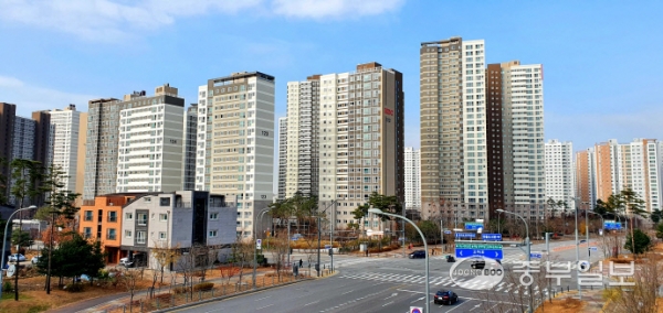 파주 동패동 ‘운정신도시아이파크’. 총 3천42가구가 거주하는 대규모 단지로 목동동 ‘힐스테이트운정’(2천998가구), ‘운정신도시센트럴푸르지오’(1천956가구)와 함께 운정신도시 대장단지로 꼽힌다. 박다예기자