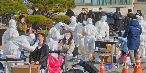 25일 오전 코로나19 확진자가 발생으로 임시폐쇄된 성남시 분당구청에 설치된 임시선별진료소에서 구청근무자 531명에 대한 전수검사가 진행되고 있다. 윤원규기자
