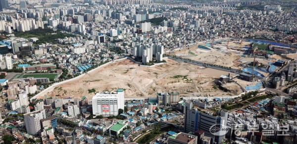 공공택지 내 민간아파트 공급 의무화는 민간이 임대주택을 건설하면 동, 호수 랜덤으로 공공기관이 매입하는 방식으로 진행된다. 이른바 ‘소셜 믹스(Social Mix)’다. 재개발 사업 시 임대주택은 조합이 내주는 터를 매입하는 방식이어서 일반동과 떨어져 있을 수밖에 없다. 사진은 재개발 공사가 한창인 수원센트럴아이파크자이(팔달10구역) 현장 모습. 중부DB
