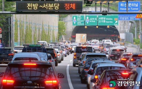 용인~서울고속도로 용인방향 서판교 IC 인근 하산운 터널 부근이 퇴근길 차량으로 극심한 정체를 빚고 있다. 2019.5.6 /김금보기자
