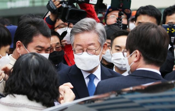이재명 지사와 지지자들. 사진=연합