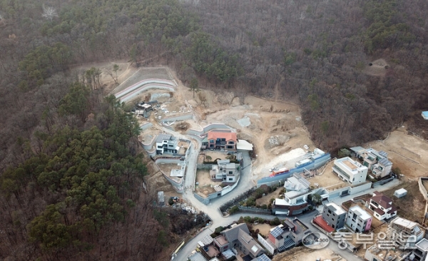 용인시 기흥구 하갈동 337-1 일대 청명산자락 4천460㎡(1천350평) 터에 13동의 전원주택을 짓는 개발 공사가 한창이다. 인근 전원마을 주민들은 소음과 토사로 인한 피해를 호소하며 ‘쪼개기 난개발’을 중단할 것을 촉구한다. 사진은 공사로 인해 청명산자락이 파헤쳐진 모습. 노민규기자