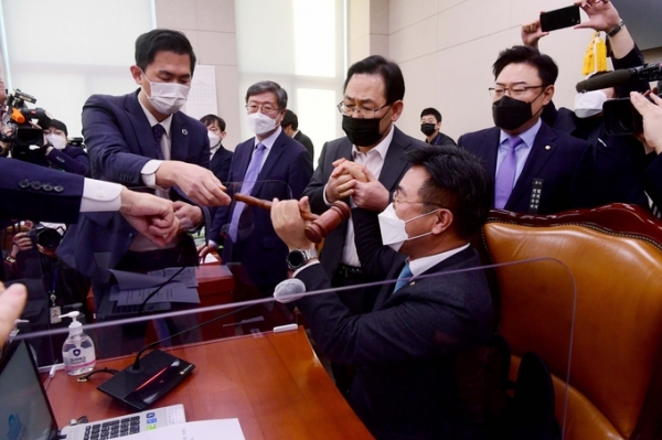 윤호중 법사위원장 저지하는 주호영 원내대표 /사진=연합뉴스