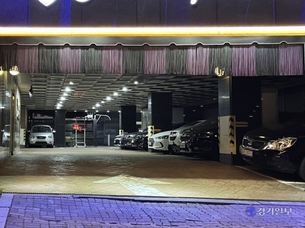 코로나19 확산세를 꺾기 위해 8일 0시부터 수도권 사회적 거리두기 2.5단계가 시행됐다. 이번 조치로 카페 등에 경제적 타격이 불가피해졌으나, 모텔이나 브런치카페와 같은 사각지대로 인파가 몰리는 풍선효과가 발생하고 있다. /장희준 기자