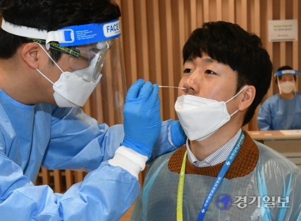 10일 오후 수원 아주대학교 요양병원에서 의료진이 신속 항원검사 키트를 이용한 코로나19 항원검사를 시연하고 있다. 신속 항원검사 키트는 코로나19 감염 여부를 15분 만에 알 수 있는 검사도구이다./김시범기자