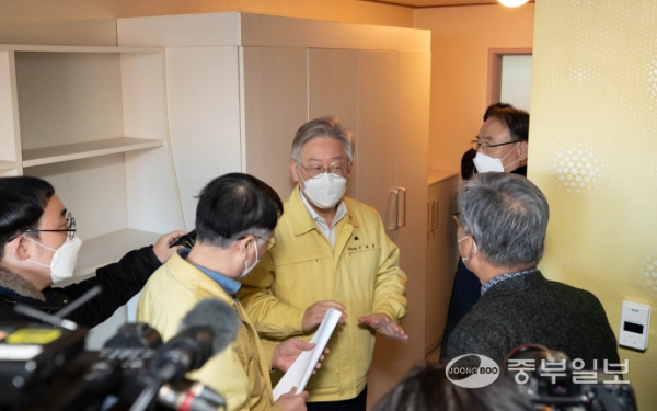 14일 오전 민간시설에 대한 첫 긴급동원 조치에 착수한 이재명 경기도지사와 김인규 경기대학교 총장이 수원 경기대 기숙사를 현장점검 하고있다. 사진=경기도청