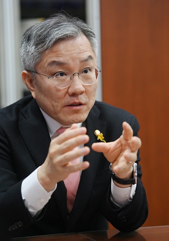 ▲ 경기신문 기자와 인터뷰하고 있는 최강욱 열린민주당 대표. (사진=조병석 기자)