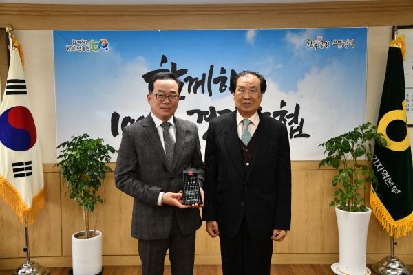 신선철 경기언론인클럽 이사장(사진 오른쪽)과 김장섭 농협중앙회 경기지역본부장이 감사패 전달식에서 기념사진을 촬영하고 있다.