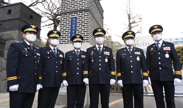 ▲ 4일 오후 4시 김원준 경기남부경찰청장(오른쪽 세 번째)와 관계자들이 현판식을 갖고 기념사진을 찍고 있다.  (사진=조병석 기자)