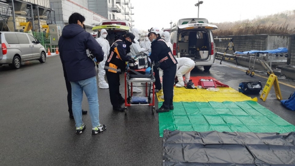 13일 오후 경기 파주시 엘지디스플레이 공장에서 화학물질 유출 사고가 발생해 119 대원들이 구조 작업을 하고 있다. 2021.1.13 /경기도북부소방재난본부 제공